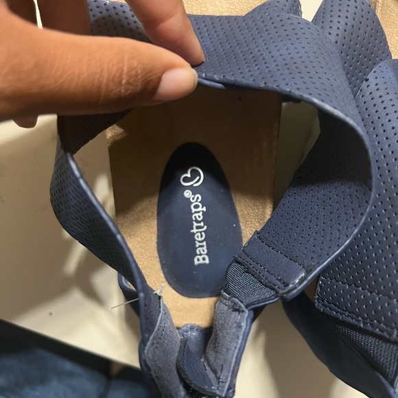 BARETRAPS Comfy Blue Back Strap Sandals Sz 8 barely warn - Picture 2 of 5